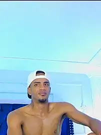 Stripchat Live Sex Cam of AaronCruz_