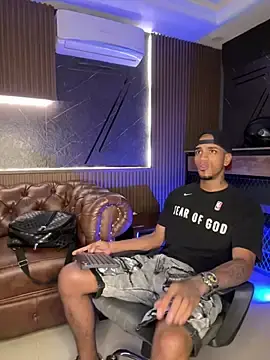 Stripchat Live Sex Cam of AaronCruz_