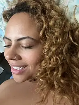 Stripchat Live Sex Cam of Chloe_Leaozinho