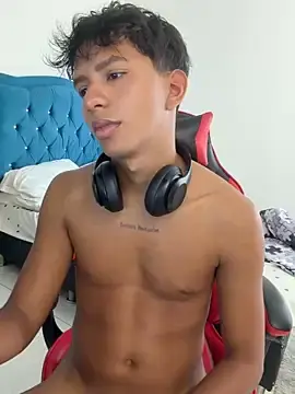 Stripchat Sex Cam of Leonarrrd_01