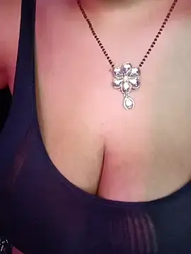 Stripchat Watch Live Sex Cams of Suhanakhan04