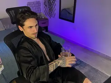 Stripchat Free Porn Cam of David_Brown18