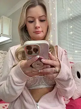 Stripchat Watch Live Sex Cams of LoveShae_