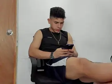Stripchat Live Sex Cam of andrew_rose_