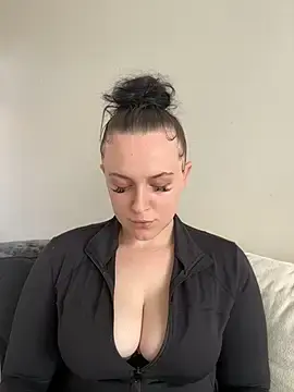 Stripchat Free Porn Cam of riri_bstvx