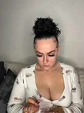 Stripchat Free Porn Cam of riri_bstvx
