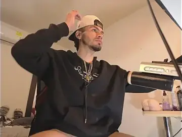 Stripchat Sex Cam of RyanMira