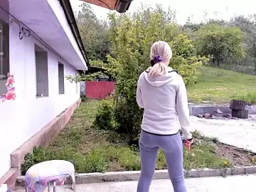 Stripchat Live Sex Cam of luxurydoll21