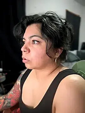 Stripchat Live Sex Cam of kimmiakiss22