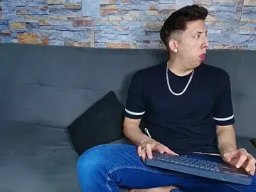 Stripchat Sex Cam of Maykol_Victoriasr