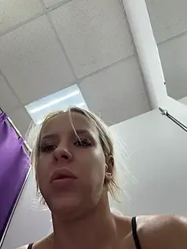 Stripchat Live Sex Cam of LikaCat