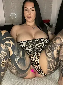 Stripchat Sex Cam of Mia-Bremer