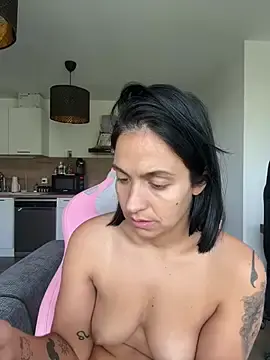Stripchat Sex Cam of LaPetiteKim