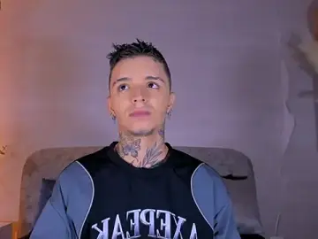 Stripchat Adult Webcam of Ian_Castillo_